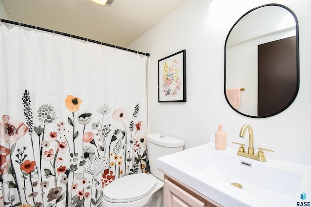 full bath with a shower with shower curtain, vanity, and toilet