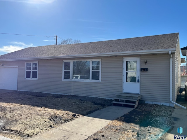 ranch-style house with entry steps and roof with shingles