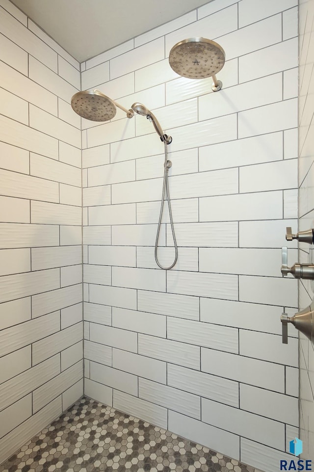 bathroom featuring tiled shower