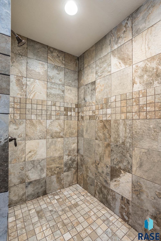 full bath with tiled shower