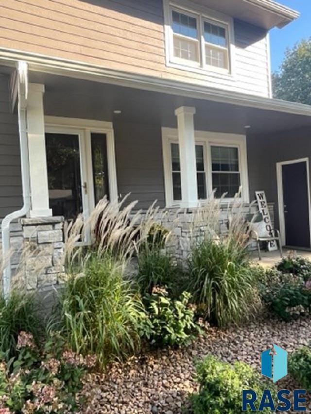 entrance to property featuring covered porch