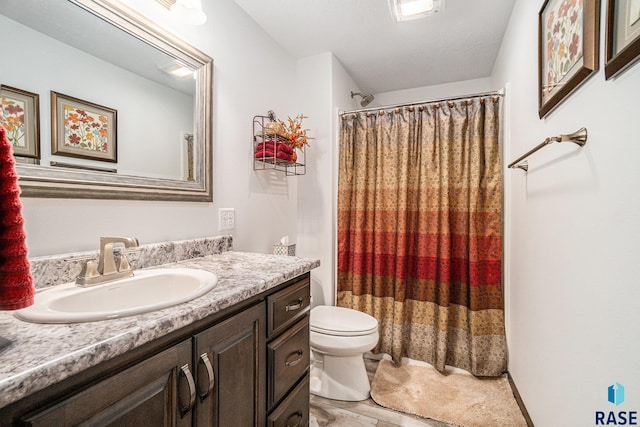 full bathroom featuring a shower with curtain, vanity, and toilet