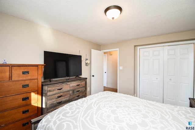 bedroom featuring a textured ceiling and a closet