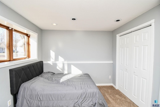 bedroom featuring carpet floors, recessed lighting, a closet, and baseboards