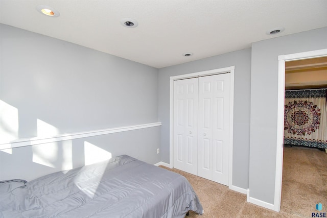 bedroom featuring carpet floors, a closet, recessed lighting, and baseboards