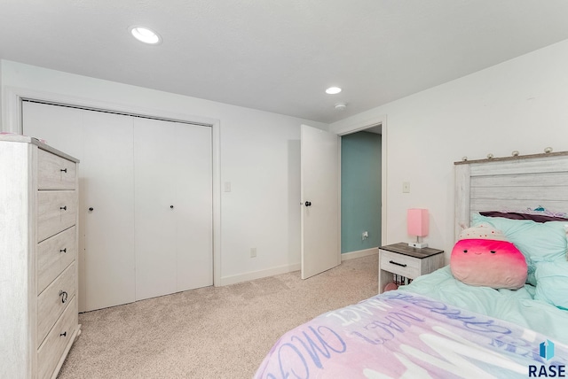 bedroom featuring light carpet, a closet, baseboards, and recessed lighting