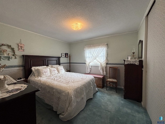 carpeted bedroom featuring a textured ceiling, a textured wall, and crown molding