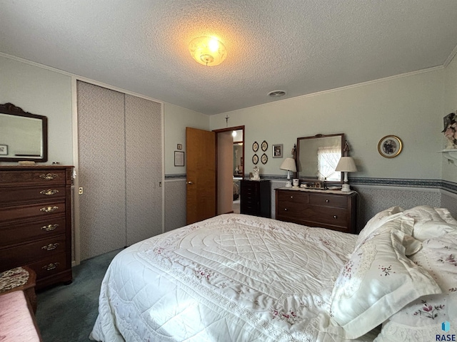 bedroom with carpet floors, a closet, and a textured ceiling