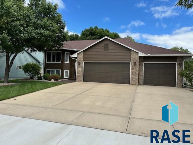 view of front of house featuring driveway and an attached garage