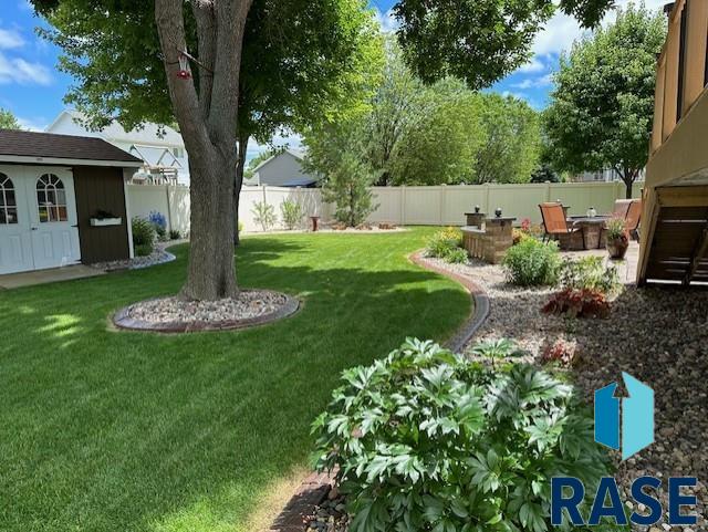 view of yard featuring a fenced backyard and an outdoor structure