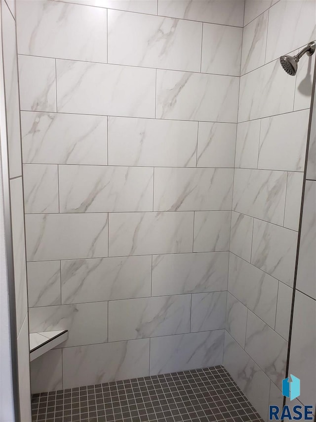 bathroom featuring a tile shower