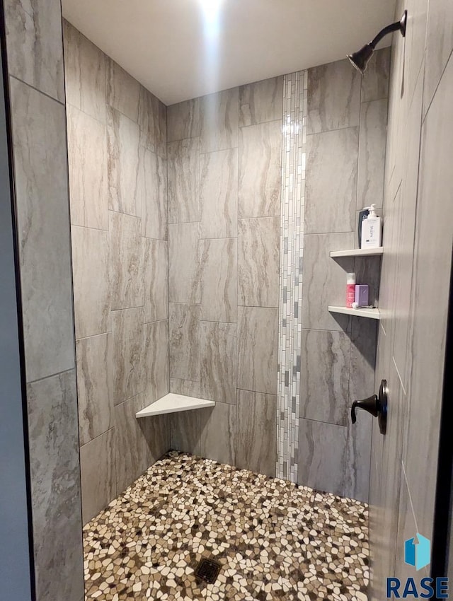 bathroom featuring a tile shower