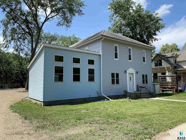 view of front facade with a front yard