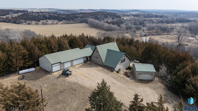 birds eye view of property featuring a forest view