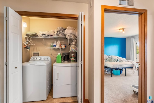 laundry area with carpet floors, laundry area, visible vents, and independent washer and dryer