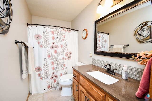 bathroom featuring tasteful backsplash, a shower with curtain, vanity, and toilet