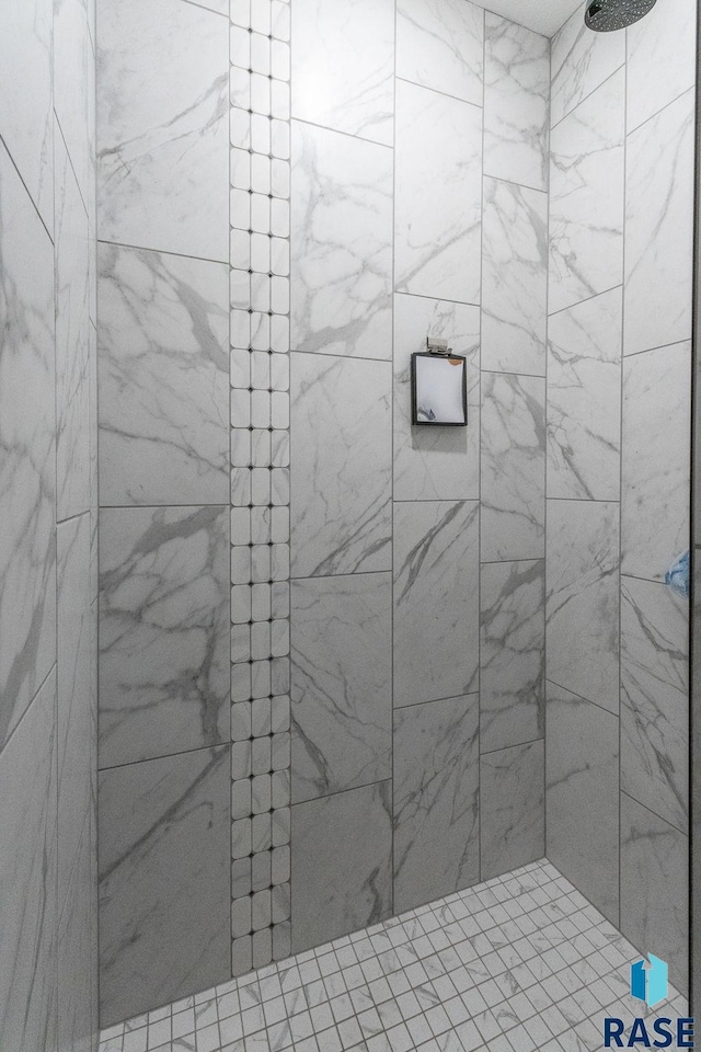 bathroom featuring tiled shower