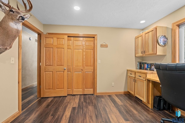 office area with baseboards, dark wood-style flooring, built in desk, and recessed lighting