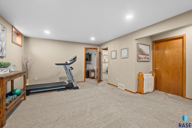 workout room featuring carpet floors, recessed lighting, visible vents, and baseboards