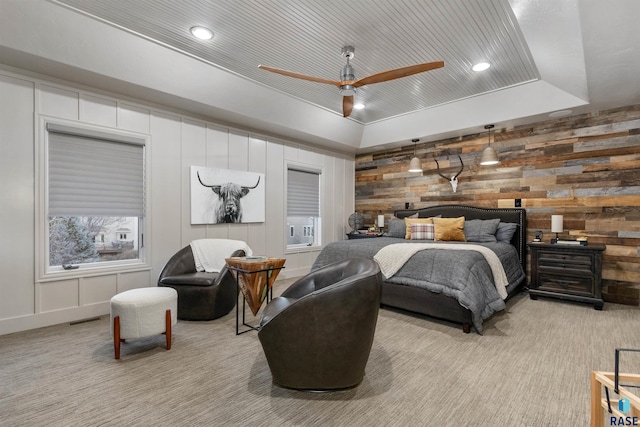 carpeted bedroom featuring ceiling fan, a tray ceiling, visible vents, and recessed lighting