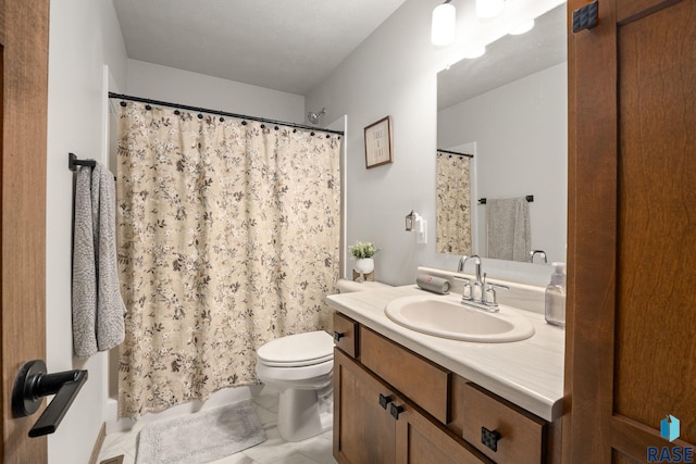 full bath with a shower with curtain, toilet, and vanity