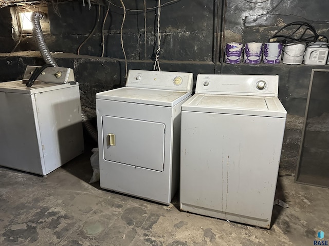 washroom with laundry area and independent washer and dryer