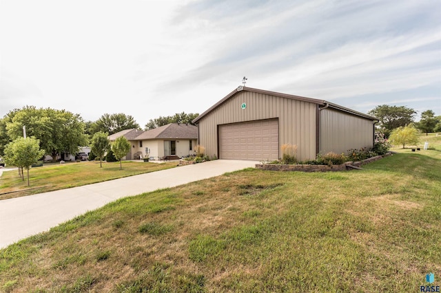 view of front of home featuring a front yard, a garage, and driveway