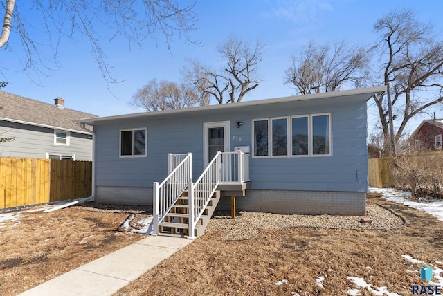 view of front of property featuring fence