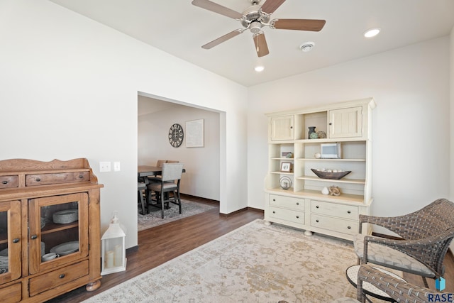 living area with dark wood finished floors, recessed lighting, baseboards, and ceiling fan