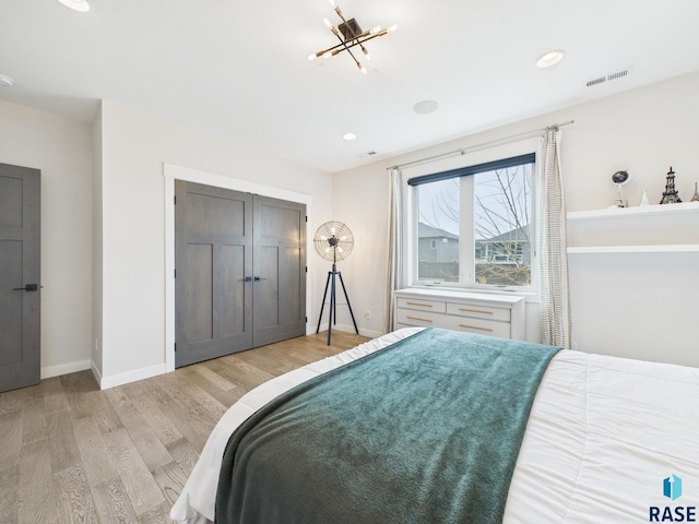 bedroom featuring light wood-type flooring, visible vents, recessed lighting, a closet, and baseboards