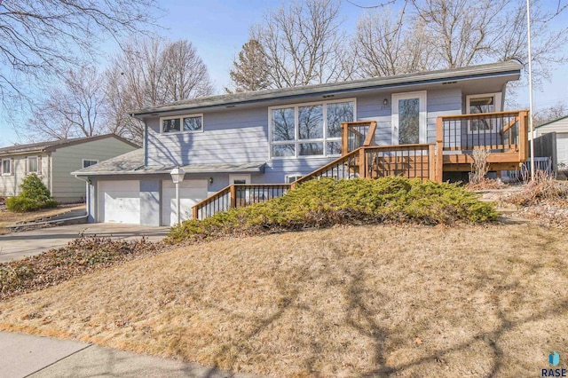 view of front of home with a garage and driveway