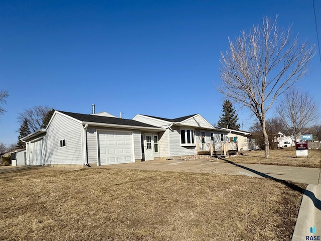 view of front facade featuring a front yard and a garage