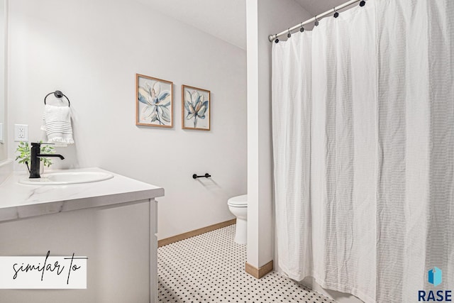 full bath featuring vanity, toilet, a shower with curtain, and baseboards