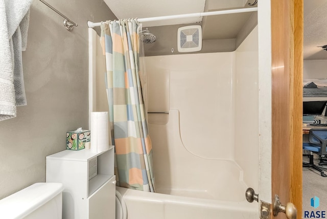 full bathroom featuring toilet and shower / bath combo with shower curtain