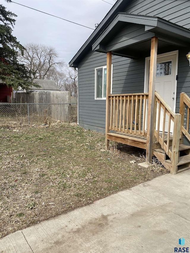 entrance to property with fence