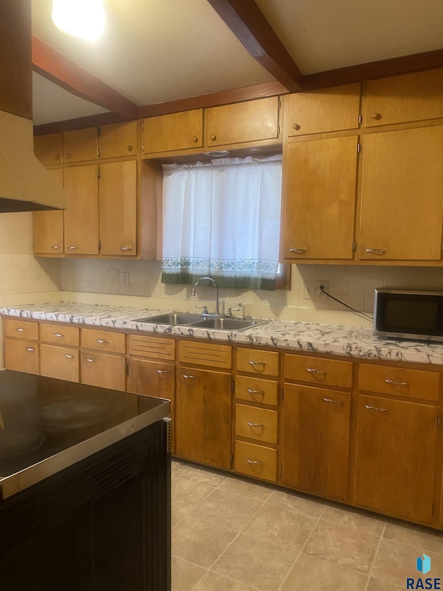 kitchen with a sink, stainless steel microwave, electric range, and backsplash