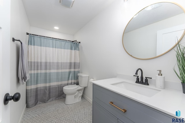 bathroom with visible vents, toilet, a shower with shower curtain, baseboards, and vanity