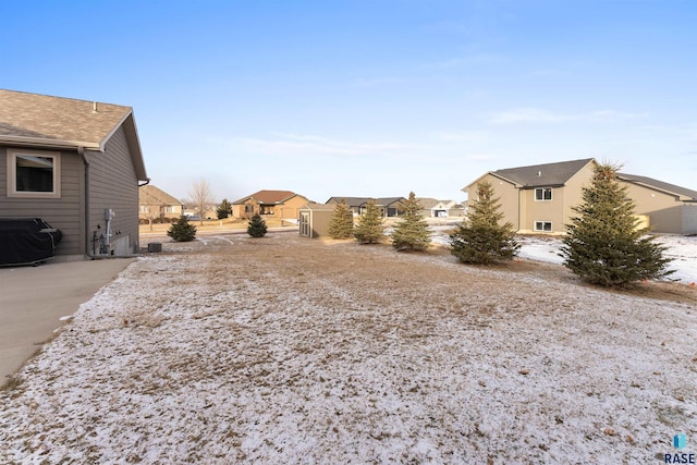 view of yard with a residential view