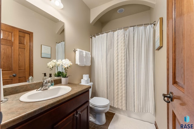 full bathroom featuring a shower with curtain, toilet, and vanity