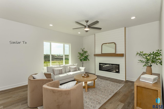 living area featuring recessed lighting, baseboards, wood finished floors, and a ceiling fan