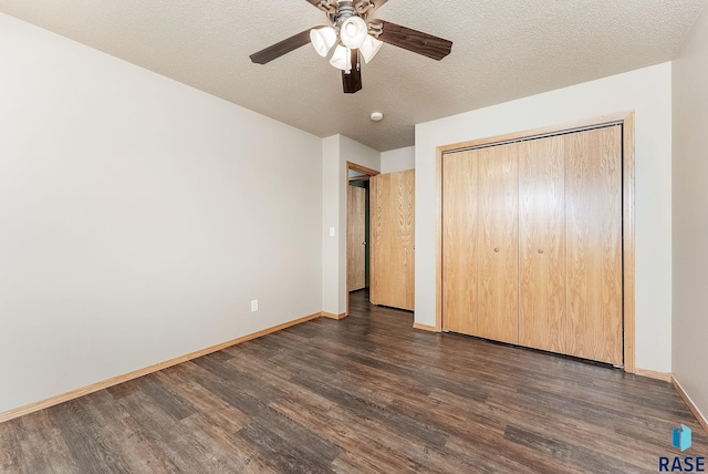 unfurnished bedroom featuring a textured ceiling, dark wood finished floors, a closet, baseboards, and ceiling fan