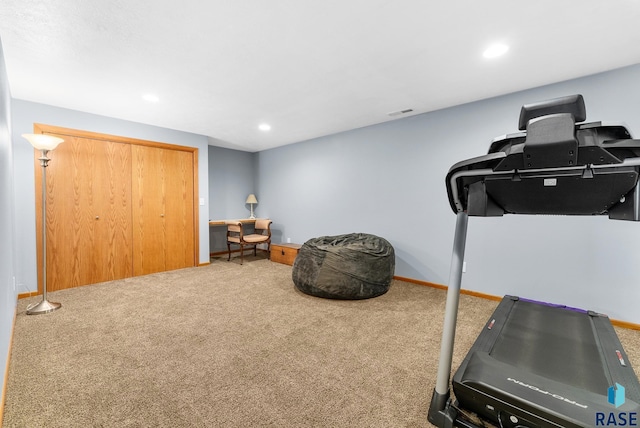 exercise room featuring carpet flooring, recessed lighting, visible vents, and baseboards