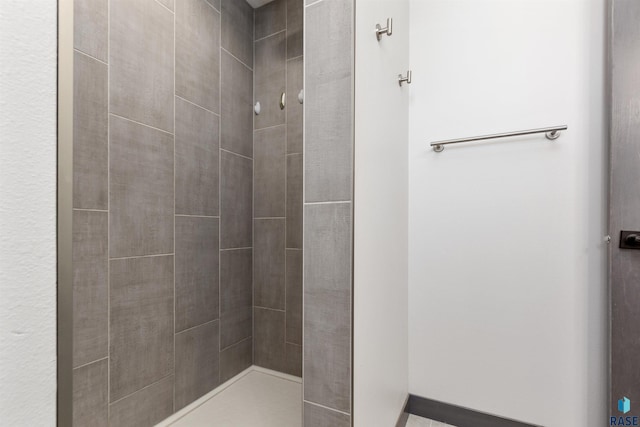 bathroom featuring tiled shower