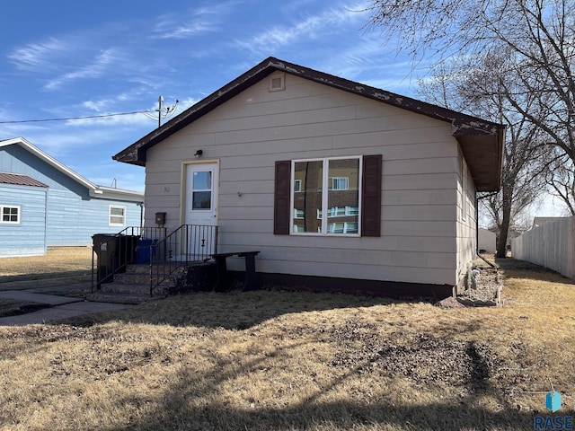 bungalow featuring fence
