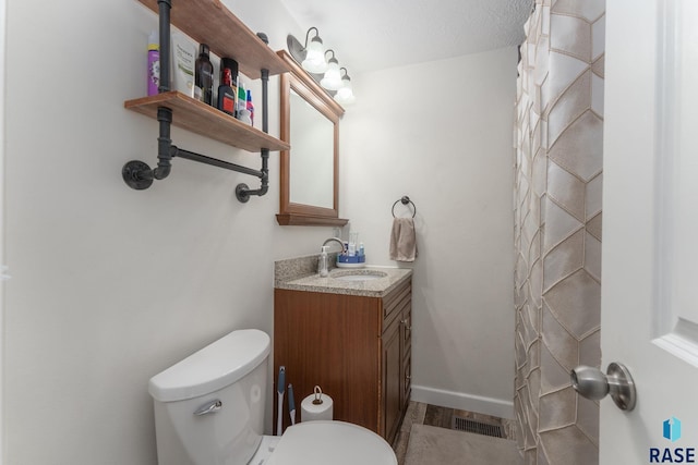 full bathroom featuring visible vents, baseboards, toilet, and vanity