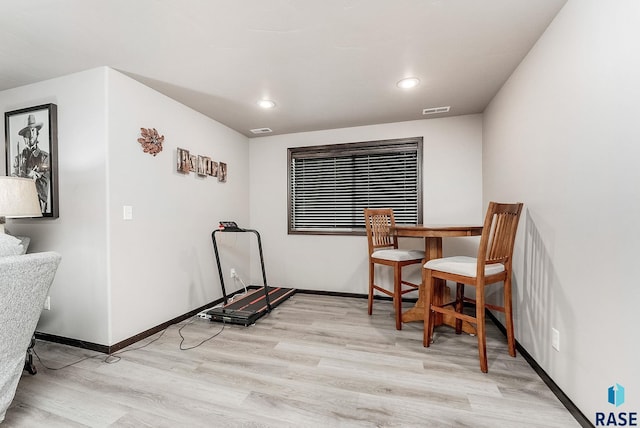 dining area with light wood finished floors, baseboards, visible vents, and recessed lighting