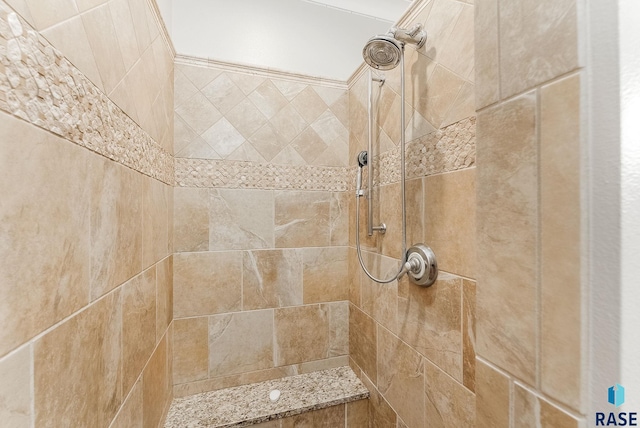 full bathroom featuring a tile shower
