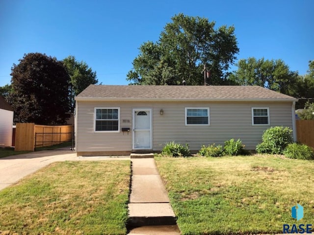 3016 E 20th St, Sioux Falls, SD 57103 - view of front facade featuring a front yard and fence
