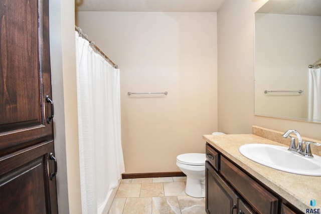 bathroom featuring a shower with shower curtain, vanity, baseboards, and toilet