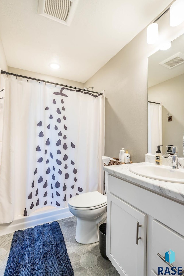 full bathroom featuring vanity, visible vents, curtained shower, and toilet
